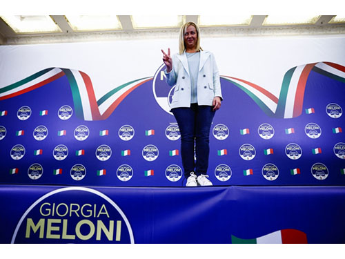 Italijos rinkimuose triumfuoja G. Meloni vadovaujami kraštutiniai dešinieji